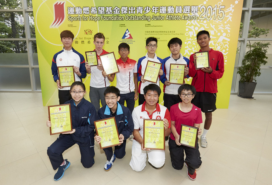 <p>二零一五年第二季當選傑出青少年運動員的健兒包括張家朗（劍擊）（後排左一）、余承謙（三項鐵人）（後排左三）、譚潤峰及陳銘東（桌球）（後排右三、右二）、李嘉宜及陳以信（乒乓球）（前排左一、左二）、王家樂（射箭）（前排右二）；而陳善鈺（壁球）（前排右一）、蘇銘俊（網球）（後排右一）及Oscar Coggins（三項鐵人）（後排左二）則獲頒優異證書。</p>
