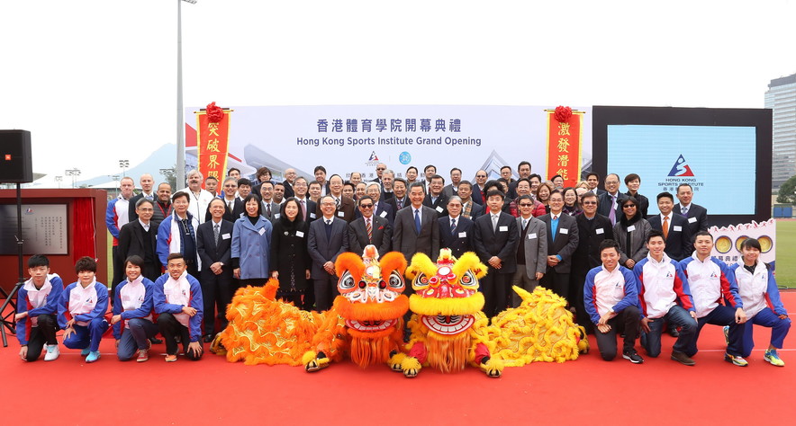 <p>The Honourable C Y Leung GBM GBS JP, Chief Executive (2<sup>nd</sup> row, 8<sup>th</sup> right), guests and elite athletes congratulate on the grand opening of the HKSI after redevelopment.</p>
