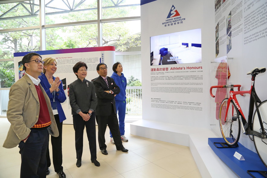 <p>Mrs Carrie Lam GBS JP, Chief Secretary for Administration of the HKSAR Government (middle), Mr Tony Yue MH JP, Chairman of the Elite Sports Committee (1<sup>st</sup> left), Mr Carlson Tong Ka-shing SBS JP, Chairman of the HKSI (2<sup>nd</sup> right), Dr Trisha Leahy BBS, Chief Executive of the HKSI (2<sup>nd</sup> left) and Ms Lee Lai-shan BBS, 1996 Olympic Games gold medallist and former Hong Kong windsurfer (1<sup>st</sup> right) appreciated the international sporting achievement of Hong Kong athletes at the exhibition.</p>
