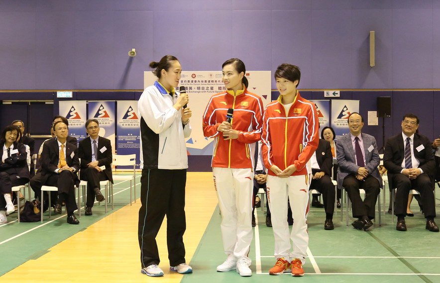 <p>Students from Lam Tai Fai College taking the chance to know more about their Olympic heroes during the Q&amp;A session.</p>
