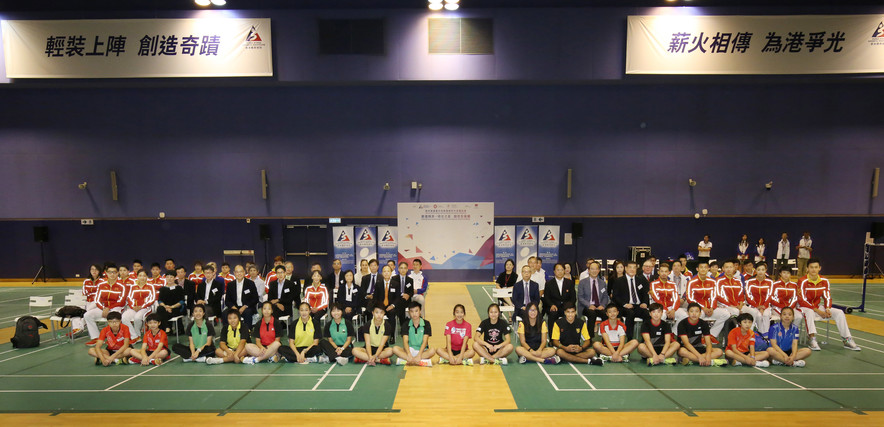 <p>Officiating guests Mr Lau Kong-wah JP (2<sup>nd</sup> row, 10<sup>th</sup> from right), Secretary for Home Affairs, and Mr Matthias Li (2<sup>nd</sup> row, 9<sup>th</sup> from left), Vice-Chairman of the Hong Kong Sports Institute, take a group photo with the visiting Mainland Olympians Delegation, as well as other guests, local junior athletes and students who participated in the sports interacting sessions.</p>
