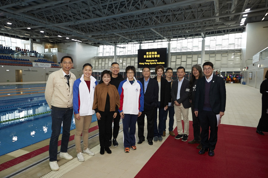 <p>游泳運動員施幸余（左五）、江忞懿（左二）在體院泳池與一眾議員合照。</p>
