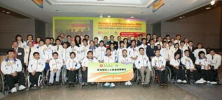 <p>A happy get-together photo of guests and athletes.</p>
