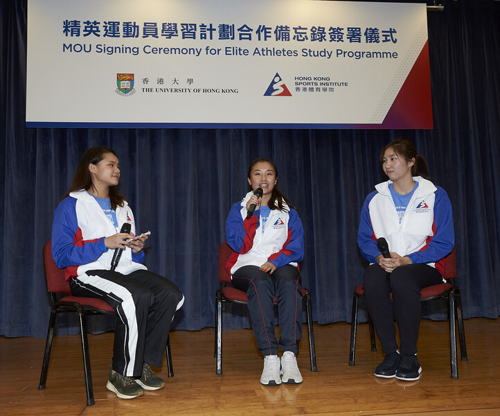 <p>（右起）香港大学工商管理学〔会计及财务〕学生叶颖宝（游泳）及心理学学生朱嘉望（剑撃）分享他们兼顾学业和运动训练的心得。</p>
