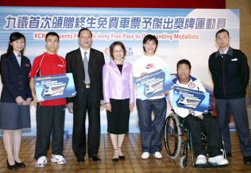 <p>Li Ching (second from left), representative of the medal winners at the Athens Olympic Games, together with Yu Chui-yee (third from right) and Leung Yuk-wing (second from right), representatives of the medalists at the Athens Paralympic Games, receive the Life-long Free Pass from Mrs Grace Lam. General Manager, Corporate Affairs of Kowloon-Canton Railway Corporation (middle).</p>
