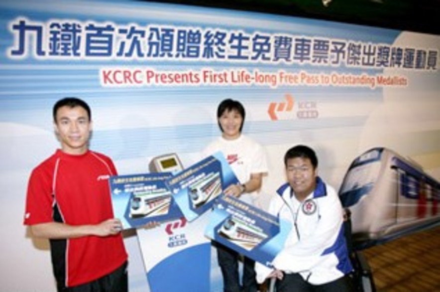 <p>Li Ching (left), Yu Chui-yee (middle) and Leung Yuk-wing (right) start using the Life-long Free Pass upon receipt.</p>
