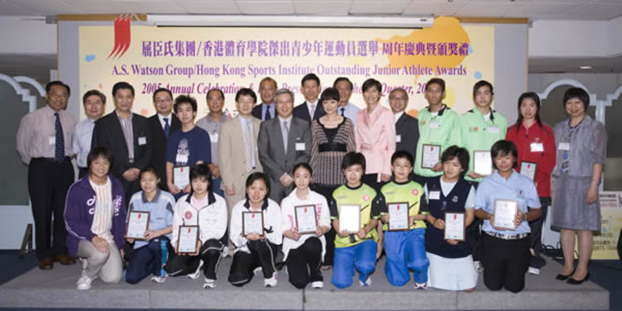 <p>The officiating guests, Dr Eric Li, Chairman of the HKSI (ninth from left of rear row), Malina Ngai, Director of Corporate Communications &amp; PR of the A.S. Watson Group (sixth from right of rear row), Tony Yue, Vice-President of the SF&amp;OC (seventh from left of rear row), Chu Hoi-kun, Executive Committee Chairman of the HKSPA (sixth from left of rear row) and special guest Scarlett Pong, Managing Director of the Realchamp Asset Management Limited (eighth from right of rear row), celebrating with the guests and the nominees of the 2005 Awards the international sporting success achieved last year.</p>
