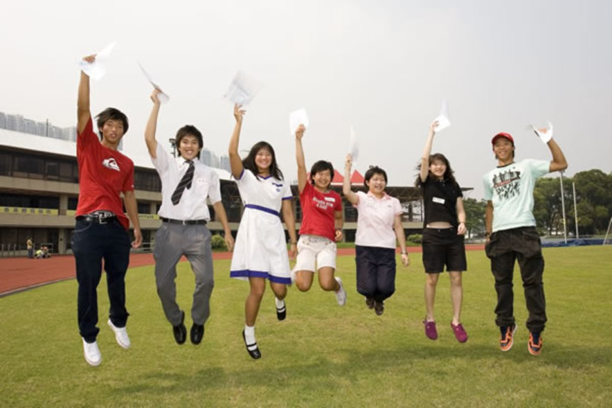 <p>HKSI Scholarship Athletes including (from left) rower Leung Chun-ming, table tennis player Chan Yun-hang, swimmer Fung Wing-yan, windsurfer Kou Cheuk-ling, squash players Au Wing-chi and Chan Ho-ling, as well as cyclist Szeto Hin-leong are pleased with their HKCEE results.</p>
