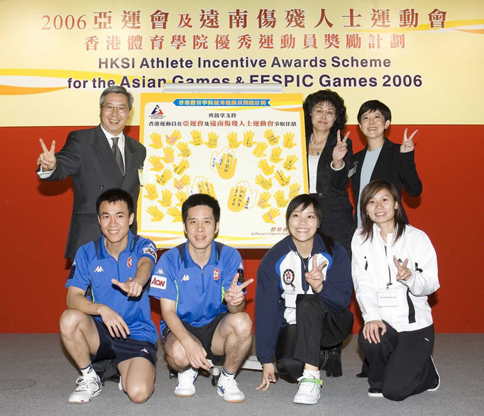 <p>「2006亞運會及遠南傷殘人士運動會香港體育學院優秀運動員獎勵計劃」開展儀式的主禮嘉賓包括：（後排左起）體院主席李家祥博士、第十五屆多哈亞運會香港代表團團長馮劉掌珠女士及香港殘疾人奧委會暨傷殘人士體育協會主席馮馬潔嫻女士，將祝願寫在《齊鼓掌支持香港運動員》的留言板上，以鼓勵代表香港出戰亞運會及遠南傷殘人士運動會的運動員。（前排右起）2002亞運壁球金牌得主趙詠賢、2002遠南傷殘人士運動會金牌得主余翠怡與2004奧運銀牌乒乓孖寶高禮澤及李靜代表一眾運動員接受祝福。</p>
