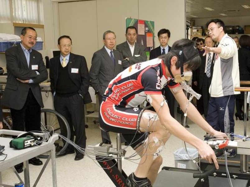 <p>HKSI Chief Executive Chung Pak-kwong leads guests and dignitaries on a tour of the new facilities after proceedings.</p>
