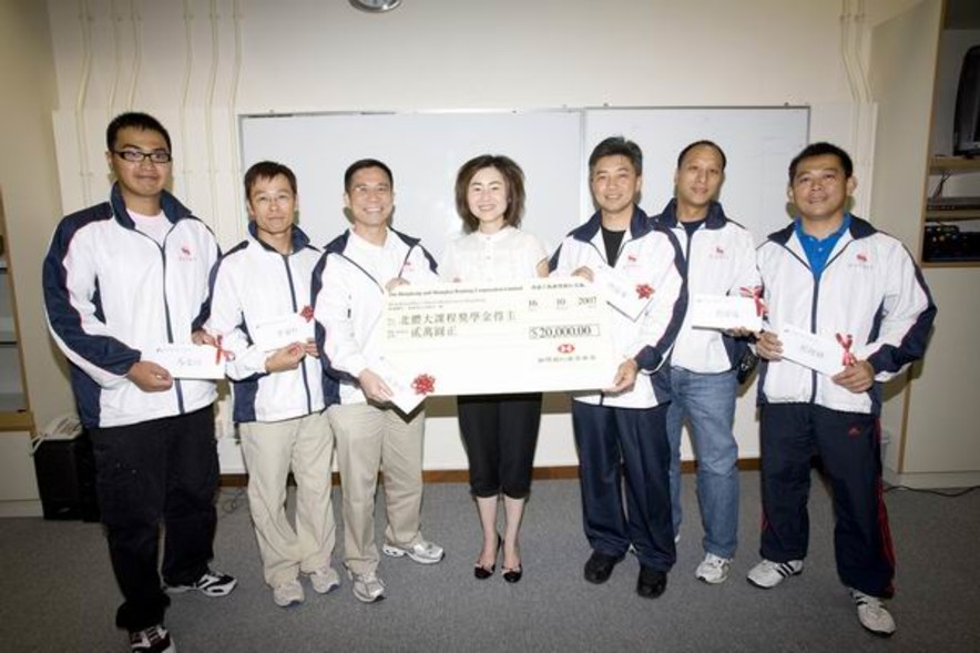 <p>Winnie Shiu, Senior Corporate Responsibility and Sustainability Manager, Asia Pacific Region of the Hongkong and Shanghai Banking Corporation Limited (middle) presents scholarships with a total amount of HK$20,000 to six students for their outstanding academic achievement. Awarded students include: Wan Kam-ming, Li Ka-wo, Chung Wai-kwok, Liu Yiu-ling, Lau Siu-hung, and Ma Chi-hang.</p>
