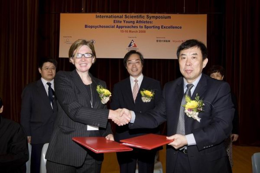 <p>A Memorandum on Co-operative Partnership between the HKSI and the China Institute of Sport Science was signed by Dr Trisha Leahy (front row, left), Chief Executive of the HKSI and Professor Tian Ye (front row, right), President of China Institute of Sport Science, General Administration of Sport of China, at the Opening Ceremony of the Symposium, witnessed by Professor Chan Kai-ming (middle), Vice Chairman of the HKSI and Chairman of the Elite Training and Athletes Affairs Committee together with other guests.</p>
