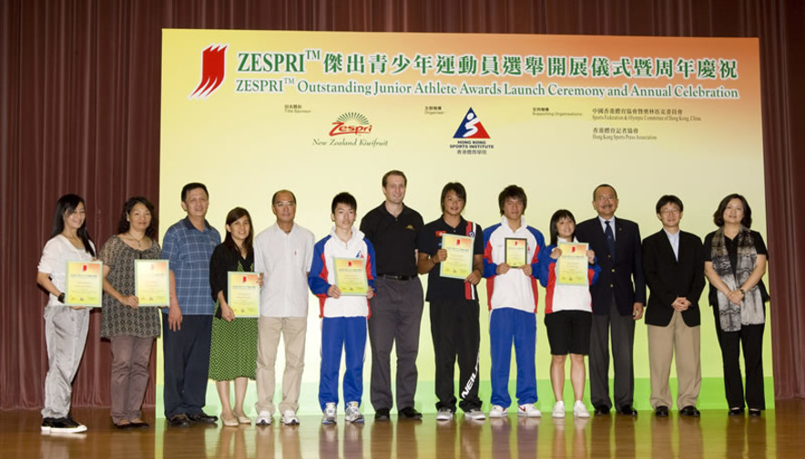 <p>ZESPRI&trade;傑出青少年運動員選舉得獎者梁灝雋（滑浪風帆，右六）、廖梓苓（壁球，右四）和歐鎮銘（壁球，左六）與獲頒優異證書的運動員林政達（游泳，右五）在頒獎禮後與主禮嘉賓中國香港體育協會暨奧林匹克委員會副會長余國樑（右二）、ZESPRI紐西蘭奇異果國際行銷公司區域經理鮑凱文（中）、香港體育學院教練事務主管蕭宛華（右一）、中國香港體育協會暨奧林匹克委員會副會長郭志樑（右三）及香港體育記者協會執行委員會主席朱凱勤（左五）合照。</p>
