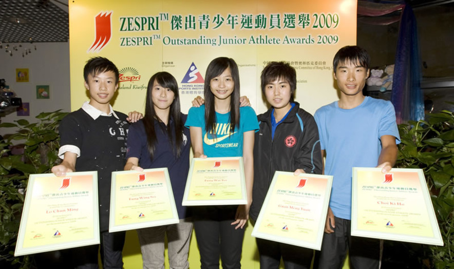 <p>ZESPRI&trade;傑出青少年運動員選舉得獎者馮惠儀（田徑，中）、蔡其皓（單車，右一）、管夢圓（乒乓球，右二）、馮泳施（武術，左二）和勞浚銘（武術，左一）合照留念。</p>
