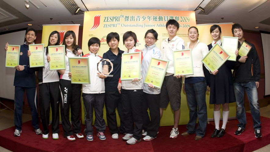 <p>二零零九年第四季ZESPRI&trade;傑出青少年運動員包括（左起）徐國文（賽艇－香港弱智人士體育協會）、潘樂恩和謝影雪（羽毛球）、吳穎嵐（乒乓球）、本年度特設的最傑出青少年運動員得獎者陳晞文（滑浪風帆）、李皓晴（乒乓球）、吳詠希和廖順賢（賽艇）、江忞懿和區鎧淳（游泳），以及獲頒發優異證書的呂品韜（速度滑冰）。</p>
