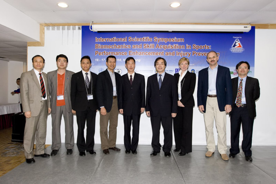 <p>Dr James Lam (4<sup>th</sup> from left), Director of the Hong Kong Sports Institute (HKSI); Dr Trisha Leahy (3<sup>rd</sup> from right), Chief Executive of the HKSI and Dr Raymond So (1<sup>st</sup> from right), Chairman, Organising Committee of International Scientific Symposium (Symposium), thank all speakers at the Symposium including Dr Valery Kleshnev (2<sup>nd</sup> from right), Professor Chan Kai-ming (4<sup>th</sup> from right), Professor Xin Dingliang (middle), (1<sup>st</sup> to 3<sup>rd</sup> from left) Cheung Pak-ming, Dr Wang Xiangdong and Professor Fong Tik-pui.</p>
