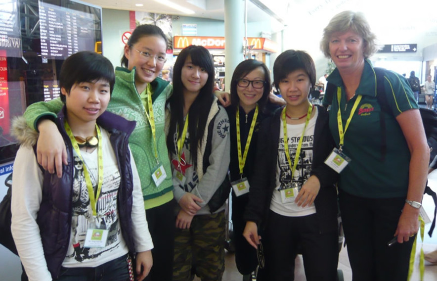 <p>The four recipients of the ZESPRI<sup>&reg;</sup> Outstanding Junior Athlete Awards (from left), Ng Wing-nam (table tennis), Kong Man-yi (swimming), Fung Wing-see (wushu) and Lee Ho-ching (table tennis, 2<sup>nd</sup> from right), are greeted by ZESPRI<sup>&reg;</sup> ambassador Trish Jones (1<sup>st</sup> from right).</p>
