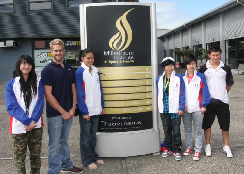 <p>Moss Burmester (2<sup>nd</sup> from left), current Commonwealth record holder in the men&rsquo;s 200M butterfly, and Cody Cole (1<sup>st</sup> from right), a scholarship-winning weightlifter, give a tour of the Millennium Institute of Sport &amp; Health, New Zealand&rsquo;s world-class sports training centre, for the four recipients of the ZESPRI<sup>&reg;</sup> Outstanding Junior Athlete Awards (from left): Fung Wing-see (wushu), Kong Man-yi (swimming), Ng Wing-nam and Lee Ho-ching (table tennis).</p>
