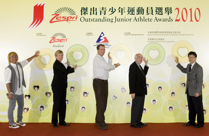 <p>二零一零年第一季ZESPRI<sup>&reg;</sup>傑出青少年運動員選舉的主禮嘉賓包括香港體育學院（體院）院長李翠莎博士（左二）、ZESPRI紐西蘭奇異果國際行銷公司區域經理鮑凱文（中）、中國香港體育協會暨奧林匹克委員會兩位副會長江偉（右二）和余國樑（右一）及香港體育記者協會執行委員會副主席趙燦輝（左一），一起將代表著運動員的父母、教練、老師以及贊助商ZESPRI<sup>&reg;</sup>對運動員的支持及愛護的奇異果放在奇異果棚架上，展開新一季的頒獎典禮。</p>
