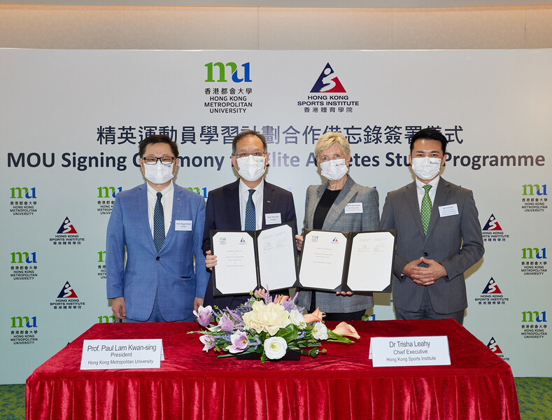 <p>Prof&nbsp;Paul Lam Kwan-sing (2<sup>nd</sup>&nbsp;left), President of HKMU&nbsp;and Dr Trisha Leahy (2<sup>nd</sup>&nbsp;right), Chief Executive of the HKSI signed MOU under the witness of Prof Reggie Kwan Ching-ping (1<sup>st</sup>&nbsp;left), Provost of HKMU and Mr Ron Lee (1<sup>st</sup>&nbsp;right), Director of Community Relations and Marketing of the HKSI.</p>
