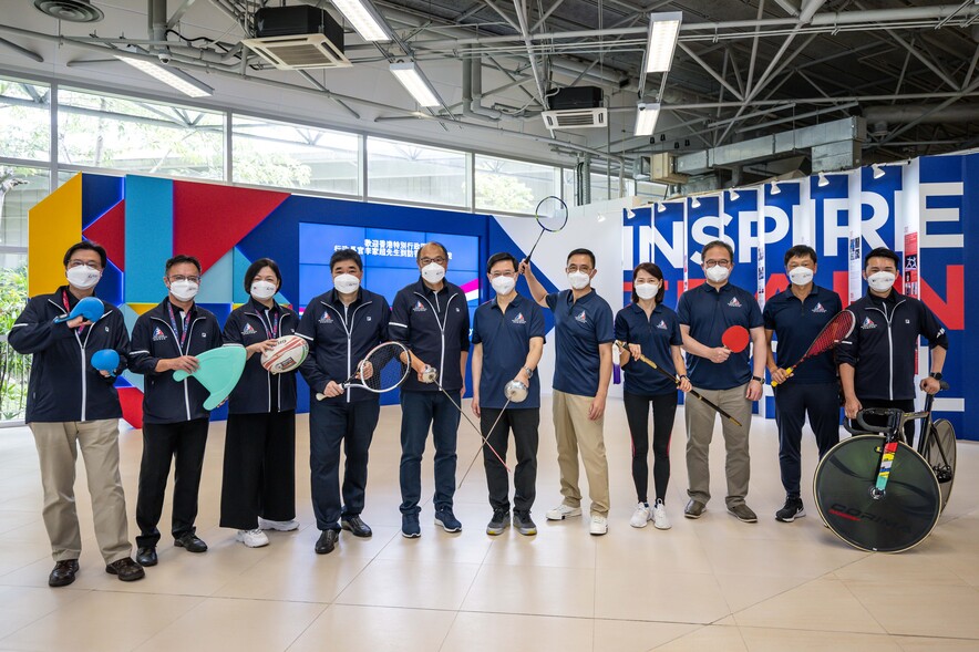 <p><span style="font-size:30%;">The Chief Executive of the HKSAR Mr John Lee Ka-chiu GBM SBS PDSM PMSM (middle), accompanied by Mr Kevin Yeung Yun-hung&nbsp;GBS JP (5<sup>th</sup> right), Secretary for Culture, Sports and Tourism, Ms Carol Yip Man-kuen&nbsp;JP (4<sup>th</sup> right), Director of the Chief Executive&#39;s Office, Mr Joe Wong Chi-cho&nbsp;JP (3<sup>rd</sup> right), Permanent Secretary for Culture, Sports and Tourism, Mr Yeung Tak-keung (2<sup>nd</sup> right), Commissioner for Sports, Dr Lam Tai-fai&nbsp;GBS JP (5<sup>th</sup> left), Chairman of the HKSI&nbsp;and the HKSI senior management, toured the HKSI facilities and met athletes.</span></p>
