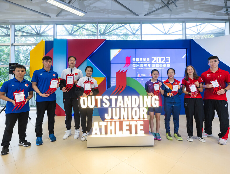 <p>Six winners of the 1<sup>st</sup> quarter are (1s<sup>t</sup> to 4<sup>th</sup> from left) Chui Ho-bon and Cheung Tsun-lok (HKSAPID-Swimming), Chen Hailin and Wong Shun-yat (Fencing), and Mak Hiu-tung and Emily Polson (Sailing). Four athletes were awarded the Certificate of Merit, including (1<sup>st&nbsp;</sup>to 4<sup>th</sup>&nbsp;from right) Chan Yui-fung and Pauline Courret (Triathlon), and Yuen Sum-lok and Lee Tsz-wai (Table Tennis).</p>
