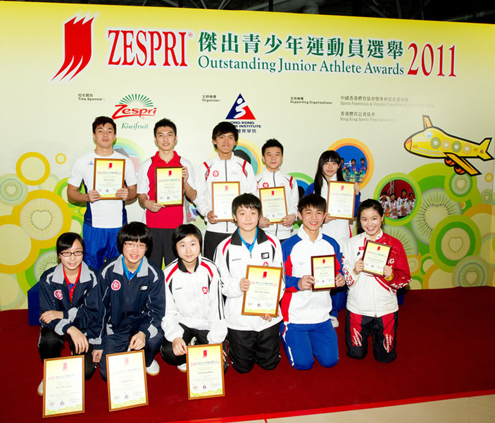 <p>二零一一年第四季ZESPRI<sup>&reg;</sup>傑出青少年運動員包括：（後排左起）吳家鋒（田徑）、伍家朗（羽毛球）、陳皓然和譚鈺宏（劍撃）、劉彥筠（空手道）、（前排左起）蘇慧音、吳嘉儀、李清韻和杜凱琹（乒乓球）。此外，（前排右起）王蘊妮（滾軸運動）和馬子希（壁球）則獲頒優異證書。</p>
