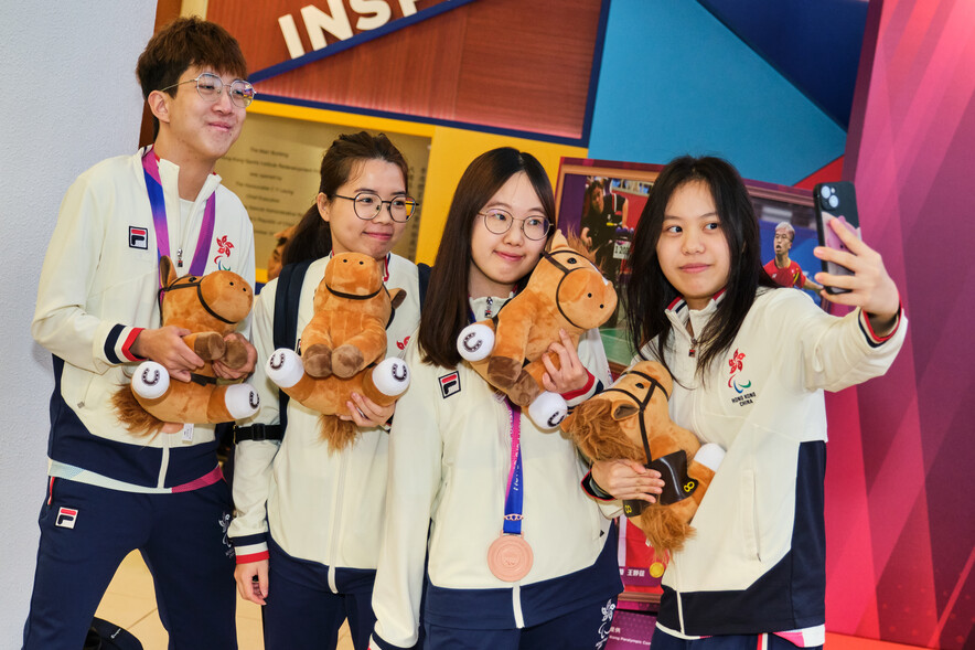 <p>Athletes were grateful for the gifts from HKJC and excited to take photos at the event venue with displays showing their competition moments.</p>
