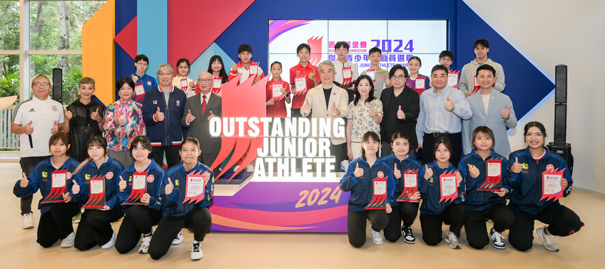 <p>Celebration of the guests with the recipients of the Outstanding Junior Athlete Awards.</p>
