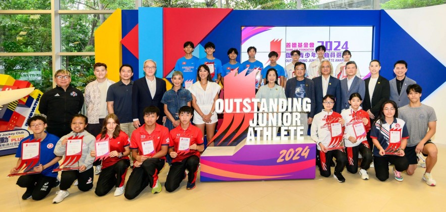 <p>Celebration of the guests with the recipients of the Outstanding Junior Athlete Awards.</p>
