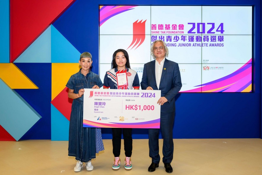 <p>Mr William Leung, Vice Chairman of Hong Kong Shine Tak Foundation (1st from right) and Ms Marie Lee, Founder of Sports for Hope Foundation (1st from left) presented Certificate of Merit to equestrian athlete Angel Chen.</p>
