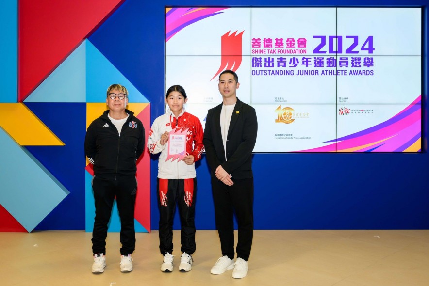 <p>Mr Jhonny Leung Huang, Director of Hong Kong Shine Tak Foundation (1st from right) and Mr Raymond Chiu, Chairman of Hong Kong Sports Press Association (1st from left) presented Certificate of Appreciation to roller sport athlete Lui Tsz-ching.</p>
