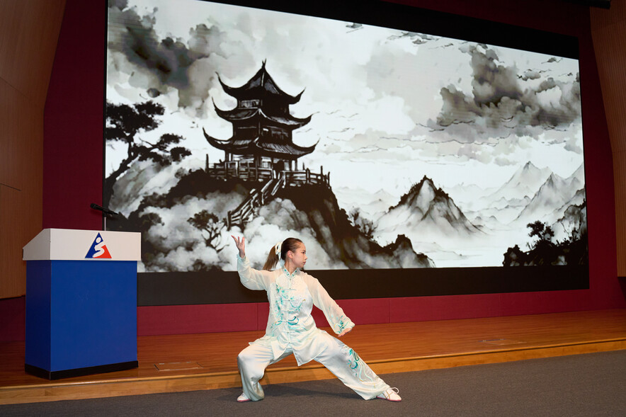 <p>中國香港武術隊於開幕式以精彩表演為論壇拉開序幕；武術運動員<strong>楊千締</strong>精彩亮相。</p>
