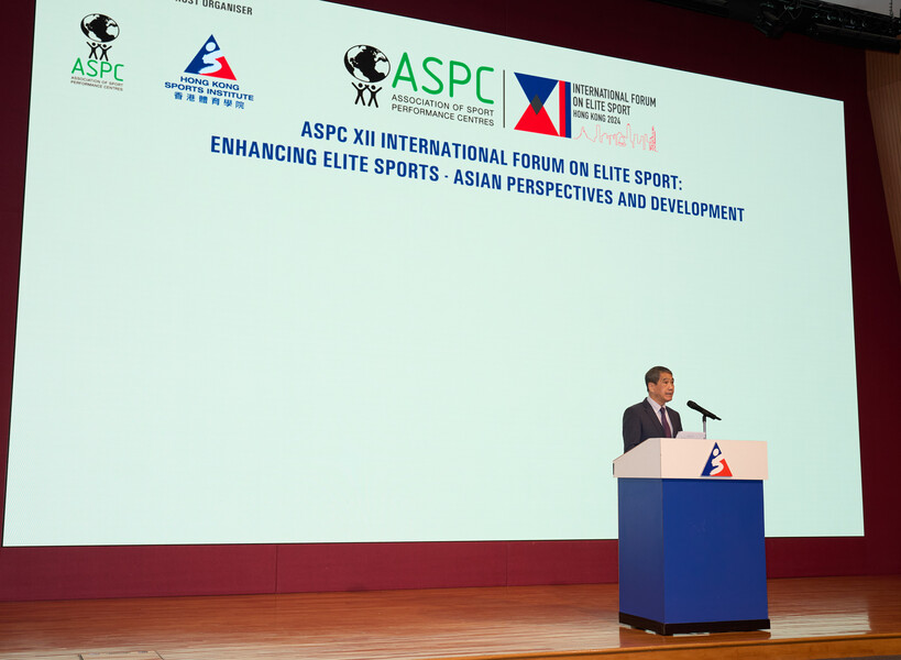 <p><strong>Mr Tang King-shing</strong><strong> <span style="font-size:75%;">GBS PDSM</span></strong>, Chairman of the HKSI, delivered a speech at the Opening Ceremony, highlighting that the forum provided an opportunity to exchange ideas among international audience and foster the joint development of international sports.</p>
