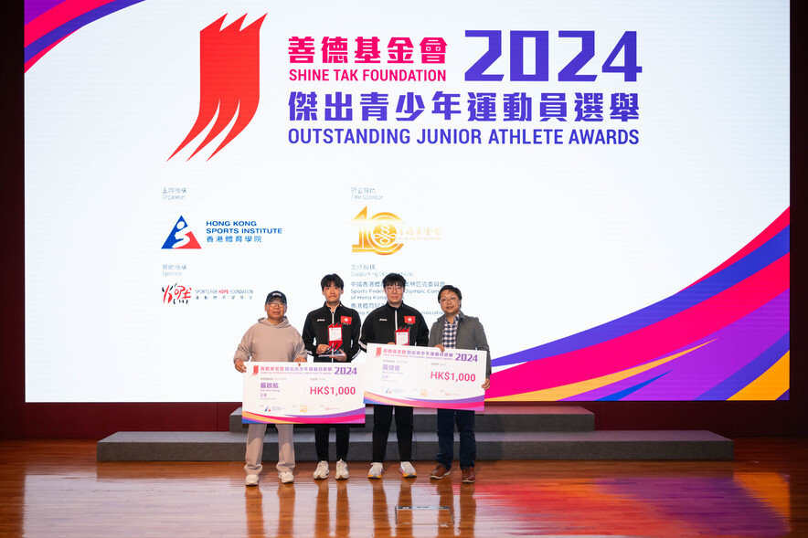 <p>Mr Alex Lai, Director of Hong Kong Shine Tak Foundation (1<sup>st</sup> from right) and Mr Raymond Chiu, Chairman of Hong Kong Sports Press Association (1<sup>st</sup> from left) presented Certificate of Merit to Shuttlecock athlete Wong Kin-chun (2<sup>nd</sup> from right) and Yim Kai-hong (2<sup>nd</sup> from left).</p>
