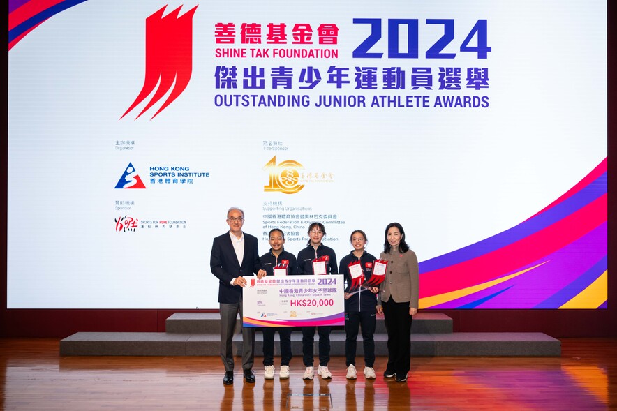 <p>Mrs Xiao He Yuan Feng, Amy <span style="font-size:75%;">MH</span>, Executive Vice Chairlady of Hong Kong Shine Tak Foundation (1<sup>st</sup> from right) and Mr Philip Mok, Honorary Deputy Secretary General of<br />
the Sports Federation &amp; Olympic Committee of Hong Kong, China (1<sup>st</sup> from left) presented Certificate of Awardees to Hong Kong, China Girl&rsquo;s Squash Team Helen Tang (2<sup>nd</sup> from left),&nbsp;Ena Kwong (middle) and Cheung Tsz-ching (2<sup>nd</sup> from right).</p>
