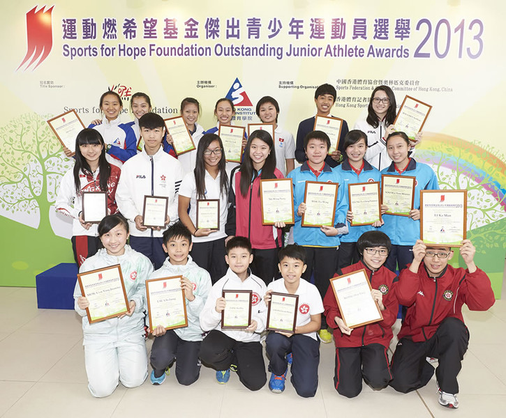 <p>The Award recipients for the 3<sup>rd</sup> Quarter of 2013 are (starting from left, back row) Ho Ka-po, Choi Uen-shan, Chan Pui-hei and Ho Tze-lok (squash), Ma Kwan-ching and Kikabhoy Rafeek (windsurfing), and Siobhan Haughey (swimming); (starting from 4<sup>th</sup> from left, 2<sup>nd</sup> row) Ng Wing-yung (badminton), Mak Tze-wing, Leung Tsz-ching and Soo Wai-yam (table tennis); (1<sup>st</sup> &amp; 2<sup>nd</sup> from left, front row) Mok Uen-ying and Lau Chi-lung (wushu), and (1<sup>st</sup> &amp; 2<sup>nd</sup> from right, front row) Li Ka-man and Wong Hiu-ying (swimming-Hong Kong Sports Association for the Mentally Handicapped) while the Certificate of Merit recipients include (starting from left, 2<sup>nd</sup> row) Mok Sing-ying (figure skating), Liu Kai-sum (dancesport), and Nicole Maolana (finswimming); (3<sup>rd</sup> &amp; 4<sup>th</sup> from left, front row) Tang Yu-hin and Chan Cheuk-shing (karatedo).</p>
