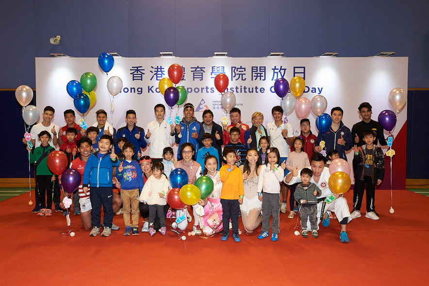 <p>Dr Trisha Leahy BBS, Chief Executive of the Hong Kong Sports Institute (HKSI) (back, 5<sup>th</sup> from right) and Tony Choi, Deputy Chief Executive of the HKSI (back, 7<sup>th</sup>&nbsp;from right), took a group photo with elite athletes at the opening ceremony, including (back, from left) Wong Chi-him (Squash), Wong Chun-hun (Tennis), To King-him (Swimming), Wong Chun-ting (Table Tennis), Ng Ka-long (Badminton), Law Leong-tim (Triathlon), Wu Siu- hong (Tenpin Bowling), Leung Ho-tsun (Windsurfing), Tong Chi-yung (Table Tennis for Athletes with Disabilities), Ng Kiu-chung (Gymnastics), Robbie James Capito (Billiard Sports); (front, from left) Fong Kit-fung (Rugby), Lee Ka-man (Rowing), Kimberley Vanessa Cheung (Fencing), Zheng Tianhui (Wushu) Kwong Hiu-ching (Skating) and Hung Ho-wai (Karatedo).</p>
