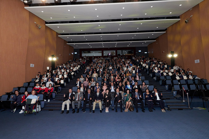 <p>The officiating guests Mr Lau Kong-wah JP, Secretary for Home Affairs (front row, 5<sup>th</sup> from right); Miss Donna Tang, Executive Manager, Charities (Grant Making &ndash; Sports and Environment) of The Hong Kong Jockey Club (front row, 6<sup>th</sup> from right); and Ms Vivien Lau BBS&nbsp;JP, Chairman of the Hong Kong Coaching Committee (front row, 4<sup>th</sup> from right) took a group photo with all the awardees on floor, as a celebration of the coaches&#39; and athletes&#39; success in the past year and wishes them outstanding achievements at the Tokyo 2020 Olympics and Paralympics.</p>
