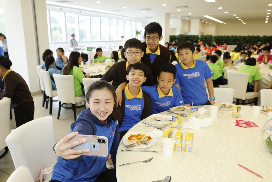 <p>Elite athletes shared their training life with teachers and students during lunch.</p>
