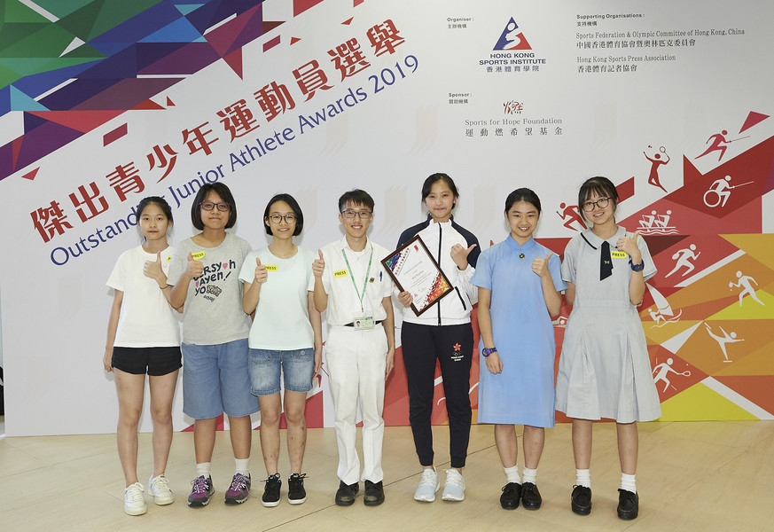 <p>今季度的傑出青少年運動員選舉頒獎典禮亦邀請了來自不同中學的學生記者蒞臨會場進行採訪，實為一個增廣見聞的好機會。</p>
