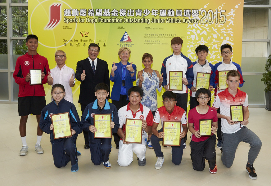 運動燃希望基金傑出青少年運動員選舉二零一五年第二季頒獎典禮假體院順利舉行，主禮嘉賓包括體院院長李翠莎博士BBS（後排左四）、中國香港體育協會暨奧林匹克委員會副會長湯徫掄先生MH JP（後排左三）、香港體育記者協會副主席趙燦輝先生（後排左二）及運動燃希望基金創辦人利蘊珍小姐（後排右四）衷心恭賀一眾得獎運動員。