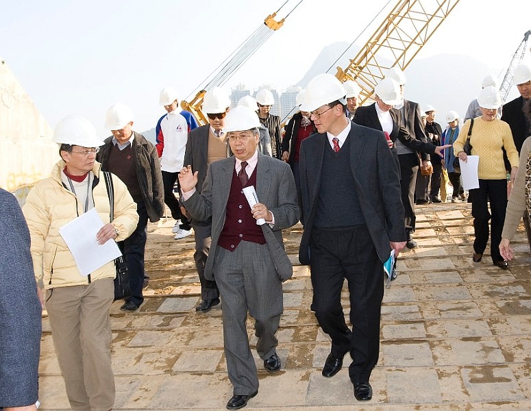 HKSI Chairman Dr Eric Li explained the HKSI redevelopment progress to Tsang Tak-sing