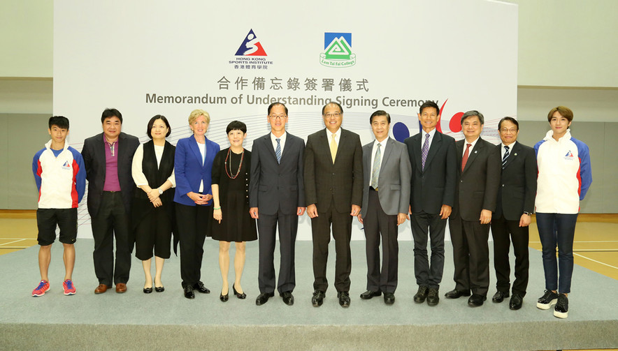 Representatives from the Government, the HKSI and Lam Tai Fai College, showed their great support to young athletes who will be studying at the Lam Tai Fai College under the Partnership School Programme by being the signatories and witnesses of the Memorandum of Understanding signing.