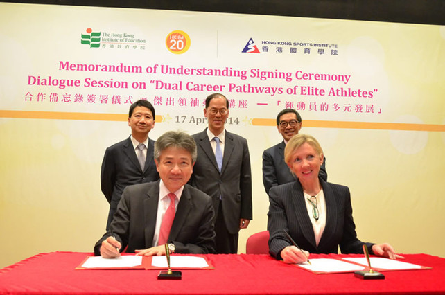 The Memorandum of Understanding is signed by Professor Stephen Cheung Yan-leung (left, front row), HKIEd President, and Dr Trisha Leahy (right, front row), HKSI Chief Executive, with the signatures witnessed by Mr Tsang Tak-sing (centre, back row), Secretary for Home Affairs, Mr Pang Yiu-kai (left, back row), HKIEd Council Chairman, and Mr Carlson Tong Ka-shing (right, back row), HKSI Chairman.