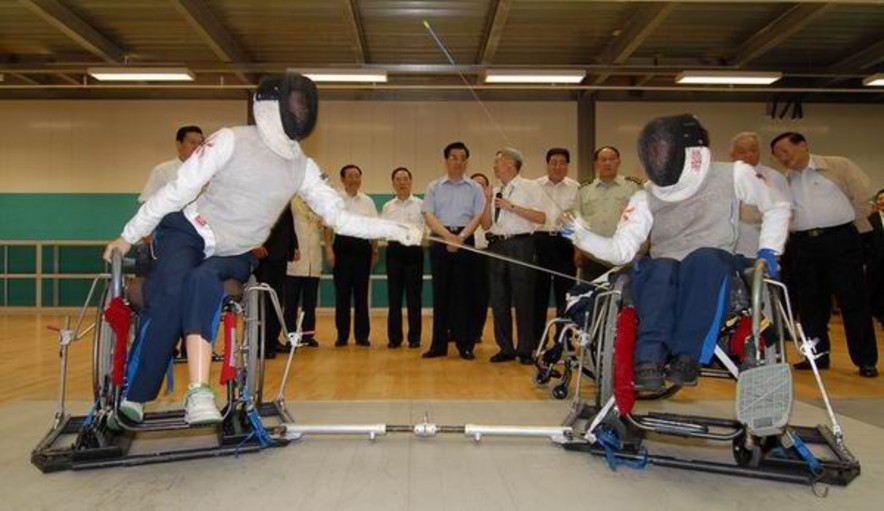 President Hu watched demonstrations by wheelchair fencers Yu Chui-yee and Chan Yui-chong.