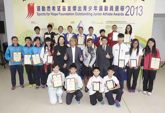 Officiating guests of the Sports for Hope Foundation Outstanding Junior Athlete Awards Presentation Ceremony for the 3rd Quarter of 2013, including (starting from 4th from right) Mr Tony Yue MH JP, Vice-President of the Sports Federation & Olympic Committee of Hong Kong, China; Miss Marie-Christine Lee, founder of the Sports for Hope Foundation; Mr Raymond Chiu, Vice-Chairman of the Hong Kong Sports Press Association; and Ms Margaret Siu, Director of High Performance Management of the HKSI, congratulate the Award and Certificate of Merit recipients on their remarkable achievements this quarter.