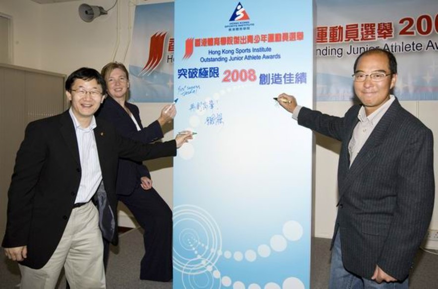 Dr Trisha Leahy (middle), Chief Executive of the HKSI, Tony Yue (left), Vice President of the Sports Federation & Olympic Committee of Hong Kong, China and Chu Hoi-kun (right), Executive Committee Chairman of the Hong Kong Sports Press Association offer their blessing by the slogan 