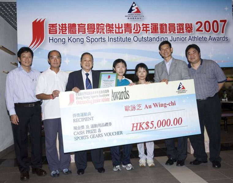 Guests and coaches congratulate the Awards' winner Au Wing-chi (centre). (From left) Karl Mak, Executive Director of Hong Kong Squash, Chu Hoi-kun, Executive Committee Chairman of the Hong Kong Sports Press Association, Hu Fa-kuang, Vice-President, Sports Federation & Olympic Committee of Hong Kong, China, Au Wing-chi, Mrs Au, Dr Chung Pak-kwong, Chief Executive of the HKSI, and Tony Choi, Head Squash Coach of the HKSI.