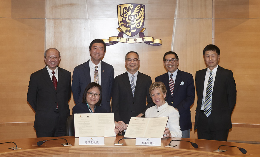 香港中文大學 (中大) 副校長潘偉賢教授 (前排左) 與香港體育學院 (體院) 院長李翠莎博士BBS (前排右) 簽署合作備忘錄，並由民政事務局局長劉江華先生 JP (後排中)、體育專員楊德強先生JP (後排右一)、中大校長沈祖堯教授SBS JP (後排左二)、副校長許敬文教授 (後排左一)，以及體院及大學教育資助委員會主席唐家成先生SBS  JP (後排右二) 共同見證。